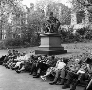 Statue Prints: Victoria Embankment Gardens. The graceful statue of Robert Burns