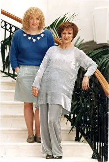 01427 Prints: VICTORIA WOOD AND JULIE WALTERS AT A PHOTOCALL FOR PAT & MARGARET 10 / 06 / 1994