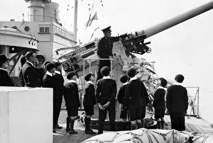 01218 Prints: View day of HMS London. Schoolboys watching a demonstration of an aircraft gun