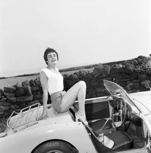 Viki Lincoln, British female racing driver. Glamour / 60s fashion. June 1960 M4373-008
