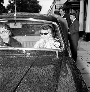 Vivien Leigh leaving her flat at 54 Eaton Square tonight at 6. 15 pm