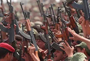Volunteer Reserve Army in Iraq May 1998 crowds of soldiers with guns raised