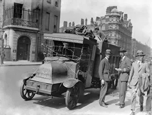 00278 Prints: Volunteers seen here collecting the rubbish in Marylebone on the 10th day of the General