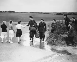 Veteran Prints: WaFS blackberrying and Tennis WaFS at Hawkings aerodrome say goodbye to wing commander