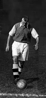 Wally Barnes Football Player of Arsenal - 15 / 10 / 1949 Daily Mirror