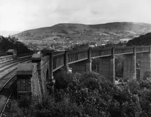01202 Prints: Walnut Tree Viaduct, a railway viaduct located above the southern edge of the village of
