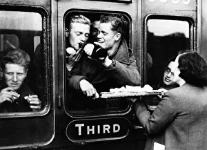 War 1939-45 Evacuation of troops from Dunkirk Volunteers supply refreshments to