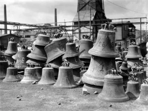 00043 Prints: War salvage: Pictures taken in a German smelting yard at Hamburg which shows the shortage