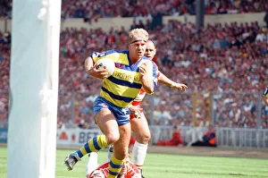 00351 Prints: Warringtons Mike Gregory avoids Wigans Andy Gregory to scores Warringtons first try in
