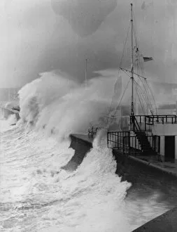 Images Dated 1st January 1992: Waves batter Haldon Pier, Torquay January 1992