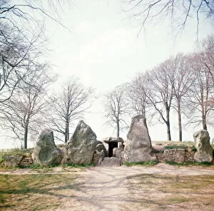 Images Dated 1st January 1973: Waylands Smithy, a Neolithic long barrow and chamber tomb situated in the Vale of
