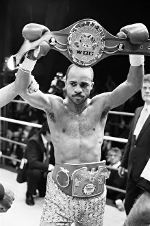 01130 Prints: WBC and IBF, welterweight title fight between Lloyd Honeyghan and Johnny Bumphus