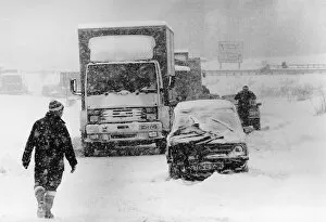 Images Dated 1st January 1987: Weather cold roads as snow hits Britain traffic chaos results Dbase MSI
