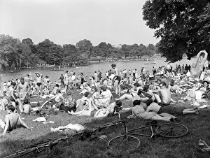 Weather Hot May 1952 London Serpentine Lido A&copy;Mirrorpix