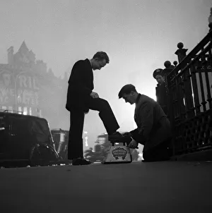 Weather London Smog 1953 The lights of Piccadilly Circus shine through the fog