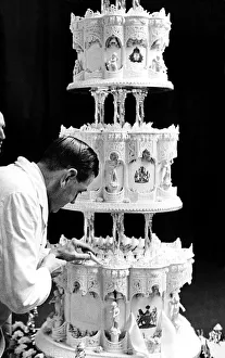 00022 Prints: Wedding cake made by Mr Schul for Princess Elizabeth November 1947