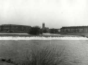 Derbyshire Prints: Weir over the River Derwent, Derby Council Headquarters on the left. 15th January 1989