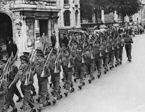 00868 Collection: Welsh Guards on Parade, pass by City Hall, Cardiff, Wales, Circa 1939