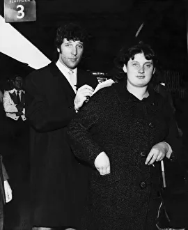 00748 Prints: Welsh singing star Tom Jones signs an autograph for a fan at Cardiff Central Railway