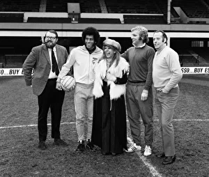 01052 Prints: West Ham and England captain Bobby Moore meets Carlos Alberto