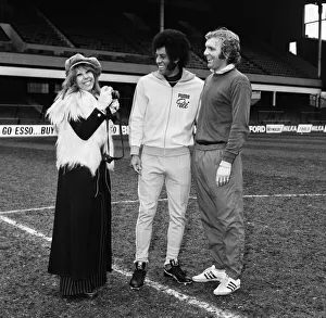01052 Prints: West Ham and England captain Bobby Moore meets Carlos Alberto