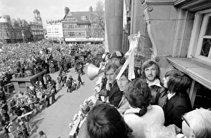 00229 Prints: West Ham players including captain Billy Bonds show off the trophy to fans gathered below