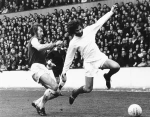 Sporting Legend Prints: West Ham v Manchester United Billy Bonds of West Ham challenges George Best of