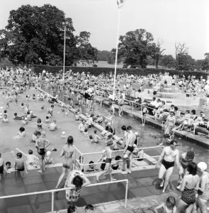 Whitsun bank holiday crowds flock to the Brockwell Lido