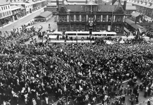 Coaches Prints: Widnes return home to waiting crowds at the town hall for the civic reception following