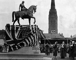 01151 Prints: The wife of US Ambassador Lewis Douglas unveils the statue of Lady Godiva in Broadgate