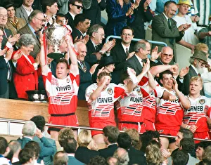 Wigan Captains holds a loft the Rugby League Cup for the 7th sucessive time after beating