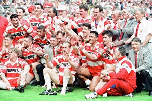 Team Collection: Wigan celebrate their 6th Rugby League Cup victory in a row at Wembley where they