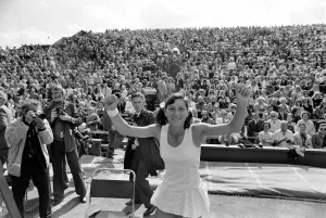 00125 Prints: Wimbledon 1974: Mrs. Morozova celebrates her victory over Billie Jean King