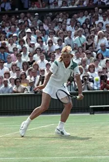 Images Dated 30th June 1988: Wimbledon. Semi Final Navratilova v. Evert. June 1988 88-3518-081