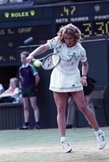 Images Dated 30th June 1988: Wimbledon. Semi Final Navratilova v. Evert. June 1988 88-3518-054