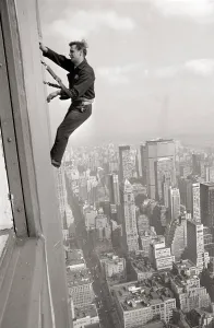 Buildings Prints: Window Cleaners a 1000 foot above the side walk cleaning the windows of the Empire State