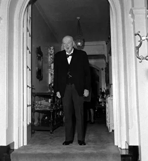 00165 Prints: Winston Churchill - 1960 seen here at his Hyde Park residence following a visit by