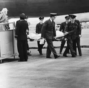 Carrying Prints: Winston Churchill pictured arriving at Middlesex hospital. 30th June 1962