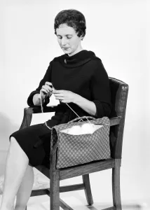 00355 Prints: Woman knitting pose in the Daily Mirror studios Circa 1959