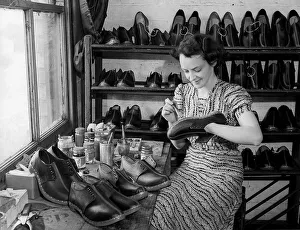 Woman Shoe maker 1941 women doing mens jobs during the war years Women at War WW2