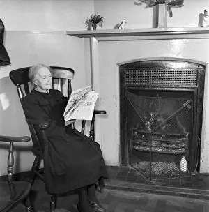Warmth Prints: Women chat, share a cup of tea and read the newspapers at a womens lodging house