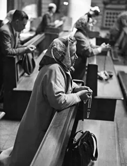 Worship Prints: Women and girls with shopping bags who stopped for a few moments to pray