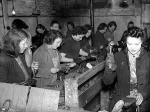 Women Shoe Menders during WW2 - 1941 Women doing mens jobs during the war