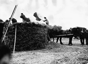00152 Prints: Women during War - girls of the Womens Land Army giving a demonstration of how to