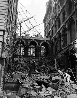 00154 Prints: Workmen search the remains of St Thomass Hospital London after a WW2 air attack 1940