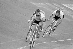 00787 Prints: Former World Champion sprint cyclist Reg Harris pictured at the Fallowfield Racing track