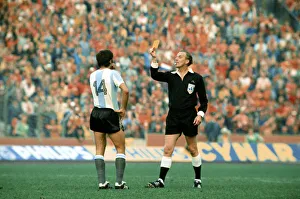 Standing Prints: World Cup 1974 Holland v Argentina referee Bob Davidson of Scotland books
