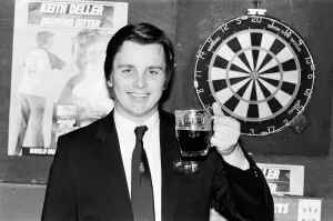World Darts Champion Keith Deller signs a new contract with Double Diamond