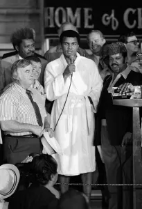 00128 Prints: World Heavyweight Title fight between challenger Muhammad Ali