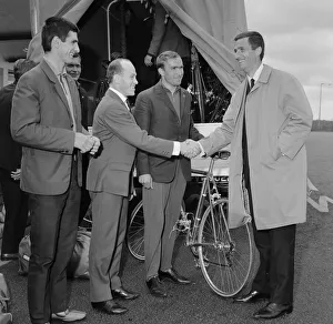 00119 Prints: World professional cycling champion Tommy Simpson greets Stanislav Shapel